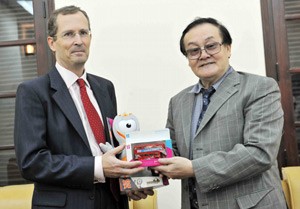 British Ambassador to Vietnam, Dr. Antony Stokes (L), hands the London Olympics mascot and souvenirs to Prof. Hoang Vinh Giang, Secretary General of the Vietnamese Olympic Committee, during their meeting at the British Embassy Hanoi on July 22, 2011 (Photo: Courtesy of the British Embassy)