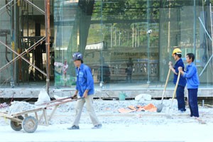 The government’s proposed tax reduction for landlords of rent houses for workers and students, private kindergartens and food suppliers for workers is vital (Photo: Minh Tri)