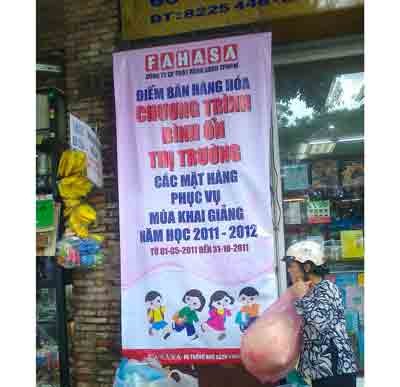 Banner advertisement in front of Fahasa bookstore (Photo: U.Phuong)