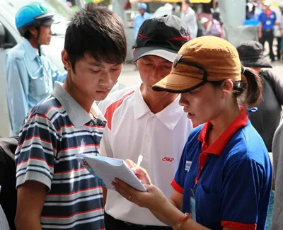 Sinh viên tình nguyện trực tại bến xe miền Đông tư vấn và giải đáp các thắc mắc của thí sinh.