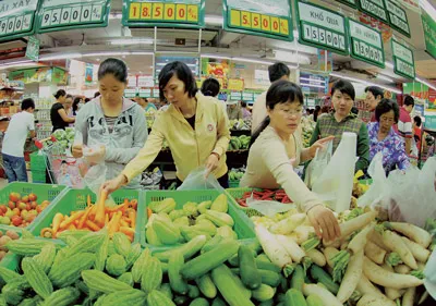 Người dân TPHCM chọn mua thực phẩm bình ổn giá tại siêu thị. Ảnh: KIM NGÂN