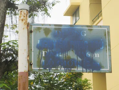 Bảng tên đường bị xịt sơn