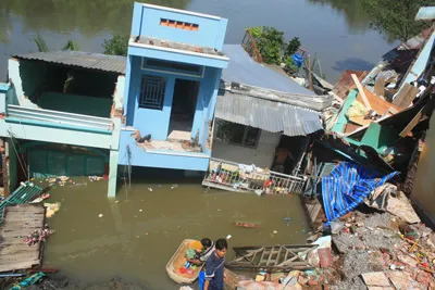 Nhà cửa, tài sản của người dân chìm dưới nước. Ảnh: TIẾN ĐẠT