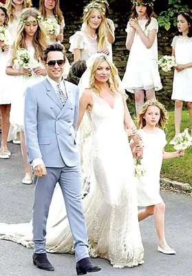 Hince, Kate Moss và con gái trong ngày cưới.