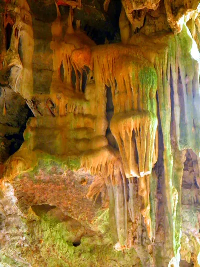 Thạch nhũ trong động vẫn còn nguyên khối