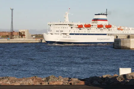 Một du thuyền cập cảng Saint Petersburg