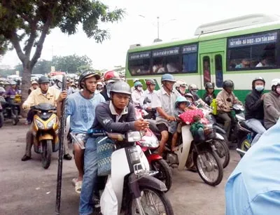 Nhiều người phải tắt máy xe để chờ Kẹt xe nghiêm trọng nhưng chỉ thấy một anh cảnh sát giao thông làm nhiệm vụ tại mũi tàu đường Trường Chinh- Cộng Hòa. Ảnh chụp lúc 8h30 sáng 8-7. Phải đến 9g sáng, các phương tiện tham gia giao thông tại ngã ba Âu Cơ - Cách Mạng Tháng Tám mới bắt đầu di chuyển được. Ngọc Bình