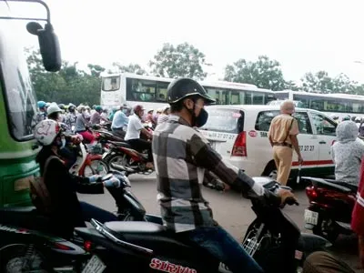 Kẹt xe nghiêm trọng nhưng chỉ thấy một anh cảnh sát giao thông làm nhiệm vụ tại mũi tàu đường Trường Chinh- Cộng Hòa. Ảnh chụp lúc 8h30 sáng 8-7. Phải đến 9g sáng, các phương tiện tham gia giao thông tại ngã ba Âu Cơ - Cách Mạng Tháng Tám mới bắt đầu di chuyển được. Ngọc Bình