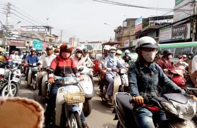 Phải đến 9g sáng, các phương tiện tham gia giao thông tại ngã ba Âu Cơ - Cách Mạng Tháng Tám mới bắt đầu di chuyển được.