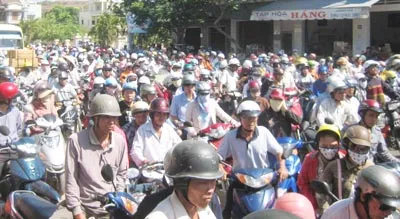 Tuyến đường Trần Hưng Đạo - Hùng Vương tại TP Quy Nhơn bị ách tắc hơn 1 giờ đồng hồ trong buổi sáng ngày 8-7 do lượng người đi lại quá đông