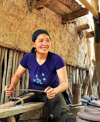 Thiều Thị Hiếu là vợ của Lương Văn Học hàng ngày ngồi bên chồng dùng chiếc bào để mài lưỡi liềm