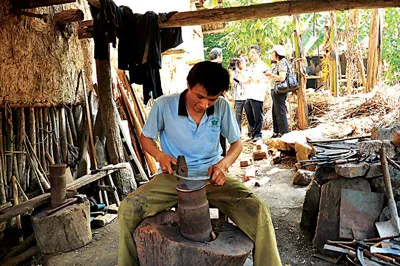 Lò rèn nhà Lương Văn Học được nhiều người biết tiếng với những loại liềm, hái