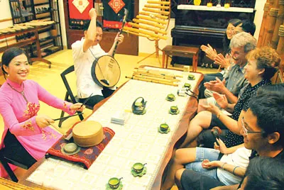 Vợ chồng NSƯT Đinh Linh – Tuyết Mai muốn đào tạo khán giả tương lai