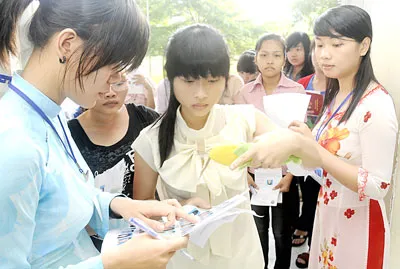 Giám thị tại Hội đồng thi Trường ĐH Nông Lâm TPHCM kiểm tra phiếu báo danh thí sinh trước khi vào phòng thi. Ảnh: MAI HẢI