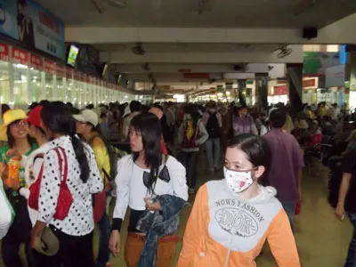 Cảnh đông đúc tại phòng bán vé Bến xe Miền Đông sáng 10-7. Ảnh: T.Đạt