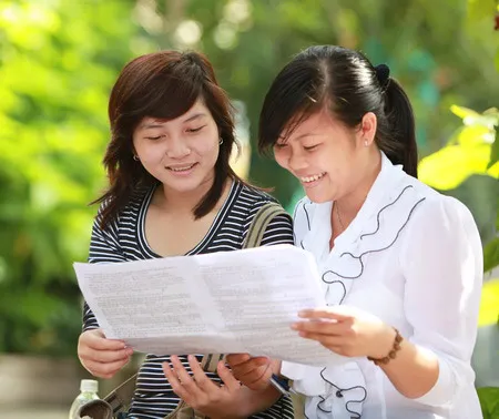 Thí sinh trao đổi bài làm sau khi thi môn Hóa. Ảnh: Trần Thanh