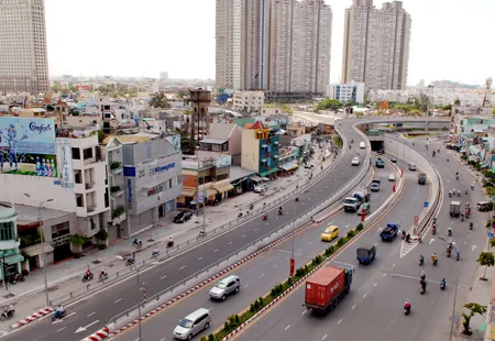 Hệ thống giao thông tại TPHCM ngày càng hoàn thiện góp phần thúc đẩy kinh tế - xã hội phát triển. Ảnh: CAO THĂNG