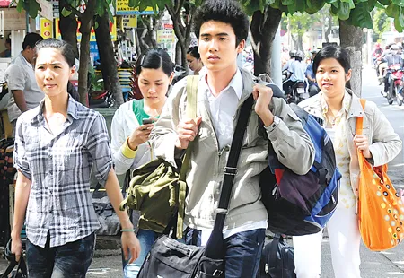 Thí sinh TP Cần Thơ và tỉnh Hậu Giang dự thi vào Học viện Quân y TPHCM khăn gói về quê sau khi thi xong. Ảnh: MAI HẢI