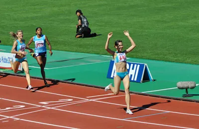 …Và vỡ òa niềm vui khi đoạt chiếc HCV cự ly 800m ở đấu trường châu Á.