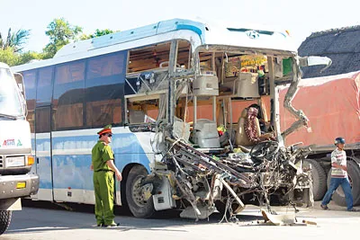 Tai nạn giao thông nghiêm trọng xảy ra ngày 5-7 tại Hà Tĩnh làm 2 người chết, 23 người bị thương. Ảnh: Dương Quang