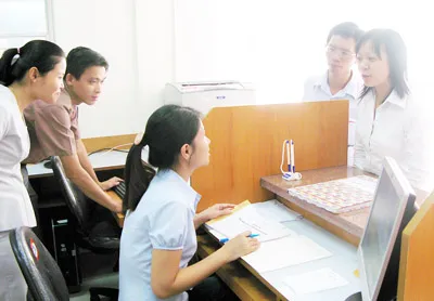 Công chức có thái độ tốt, tận tâm sẽ góp phần quyết định hiệu quả công tác CCHC. (Ảnh: Tư vấn thủ tục thuế tại Cục Thuế TP). Ảnh: Hồng Hiệp