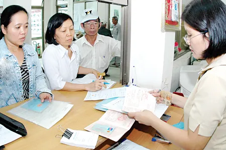 Lương, chính sách đãi ngộ đối với cán bộ công chức là một vật cản trong tiến trình cải cách hành chính. Ảnh: VIỆT DŨNG
