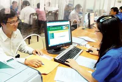 Giải quyết hồ sơ cho người dân tại Sở Xây dựng TPHCM. Ảnh: THANH TÂM