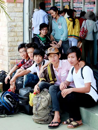 Các sĩ tử ngồi chờ tại bến xe Miền Tây, TPHCM, chuẩn bị về quê. Ảnh: Trần Thanh