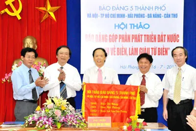 Lãnh đạo 5 cơ quan báo Đảng tại buổi hội thảo.