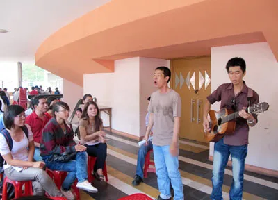 Một nhóm văn nghệ biểu diễn những ca khúc do các nhóm bạn trẻ đến sinh hoạt tại Nhà văn hóa Thanh niên yêu cầu.