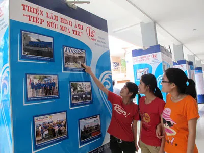 Nhóm sinh viên Trường Đại học Kinh tế xem triển lãm ảnh "Tiếp sức mùa thi" tại Nhà văn hóa Thanh niên thành phố.