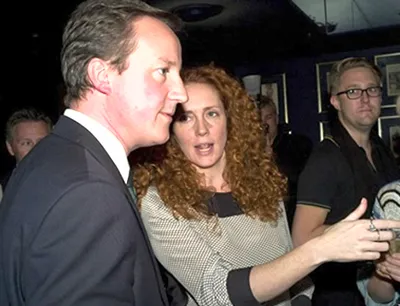 Thủ tướng David Cameron và bà Rebekah Brooks, nguyên Giám đốc điều hành Công ty News International trực thuộc đế chế truyền thông Murdoch
