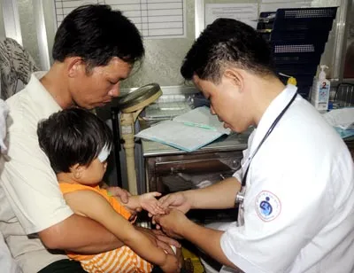 Khi có dấu hiệu bị bệnh, phụ huynh nên đưa trẻ đi khám để điều trị. Ảnh chỉ có tính minh họa. Ảnh: Mai Hải