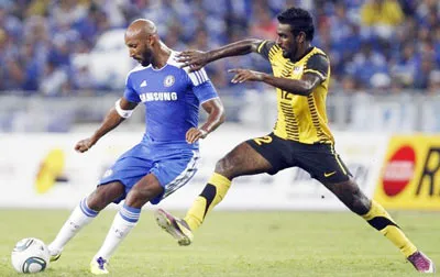 Trận giao hữu với Chelseagiúp Malaysia (phải) chỉnh đốn đội ngũ trước khi làm kháchở Singapore.