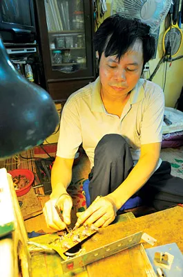 Thương binh Phạm Hồng Tư tự mày mò sửa chữa điện tử