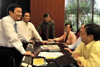 Thường trực Ban Bí thư Trương Tấn Sang (bìa trái) trao đổi với các ĐBQH Đoàn TPHCM.