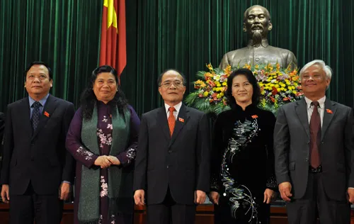 Từ trái qua phải: ông Huỳnh Ngọc Sơn, bà Tòng Thị Phóng, ông Nguyễn Sinh Hùng, bà Nguyễn Thị Kim Ngân, ông Uông Chu Lưu