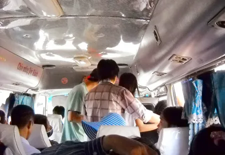 Xe buýt “nhái” lộng hành