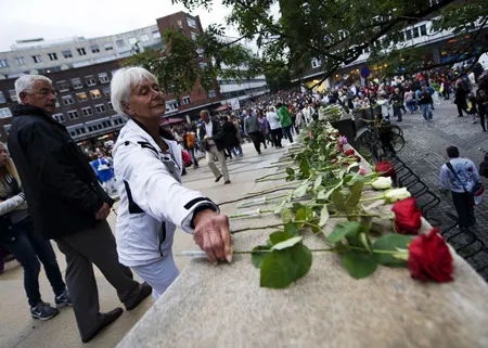 Hàng ngàn người đã tập trung gần cảng Oslo hôm 25-7 để tưởng niệm những nạn nhân trong vụ tấn công hôm 22-7