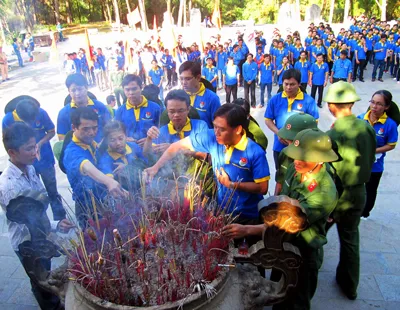 Kỷ niệm 64 năm Ngày Thương binh Liệt sĩ (27-7-1947 – 27-7-2011): Thắp nến tri ân tại 2.098 nghĩa trang liệt sĩ
