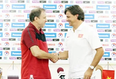 HLV Falko Goetz và Milovan Rajevac (Qatar) trong cuộc họp báo trước trận đấu. Ảnh: Quang Minh