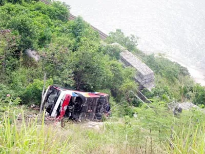 Xe khách rơi xuống Đèo Cả, 12 người bị thương
