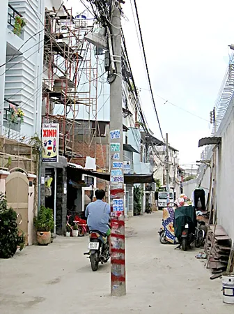 Cột điện giữa hẻm