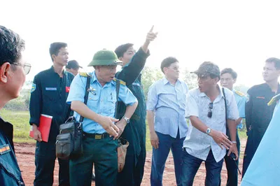Đạo diễn Xuân Cường (đội nón lưỡi trai) đang trao đổi đường bay với các phi công trước cảnh quay đầu tiên. Các chiến sĩ thuộc Sư đoàn 302, Quân khu 7 vào vai lính biệt kích ngụy. Trong ảnh, đạo diễn chỉnh trang phục diễn viên trước cảnh quay. Quay phim Đặng Phúc Yên và Trần Đức Lai cùng hai máy quay được cột chặt trên chiếc MI-8 để quay hình. Quay phim Đặng Phúc Yên (khăn rằn) trao đổi với các phi công trước cảnh quay ngoài biển. Cảnh quay trực thăng và tàu chiến địch trên đường truy đuổi tàu không số.