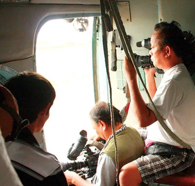 Quay phim Đặng Phúc Yên và Trần Đức Lai cùng hai máy quay được cột chặt trên chiếc MI-8 để quay hình.