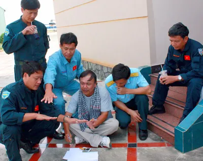 Quay phim Đặng Phúc Yên (khăn rằn) trao đổi với các phi công trước cảnh quay ngoài biển.