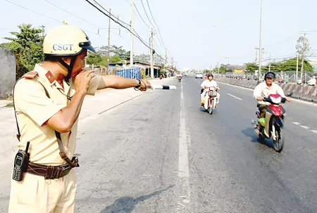 Cảnh sát giao thông TPHCM xử lý người vi phạm luật giao thông.Ảh: CAO THĂNG