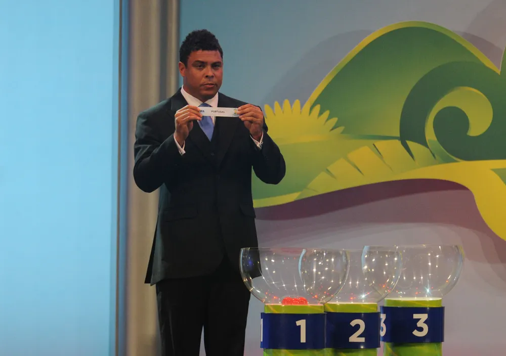 Cựu danh thủ Ronaldo của Brazil tại buổi lễ bốc thăm.
