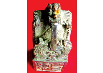 The antique bronze seal sculpture is found in Ha Tinh Province. (Photo: Sggp)