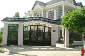 Property investors are paying for having rushed to build villas and luxury apartment blocks, which are too expensive to most of people (Photo: Phan Hien)